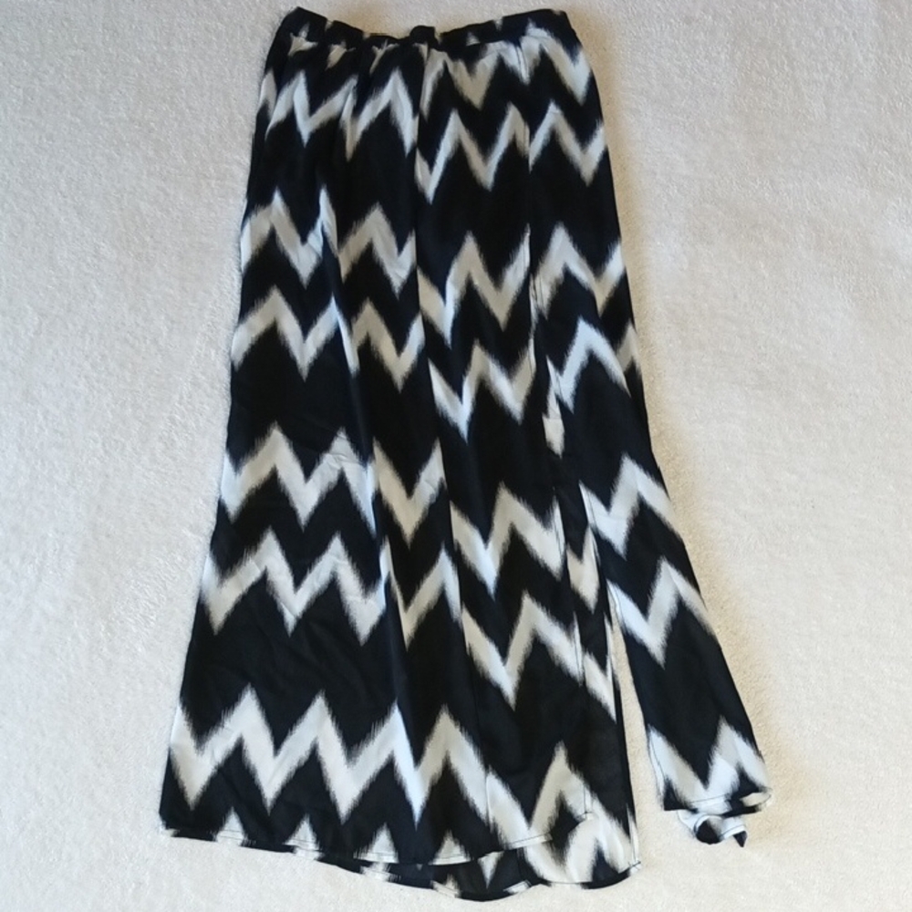 Rosette by Be Cool Black and White Chevron Maxi Split Skirt. Size Large. NWT
